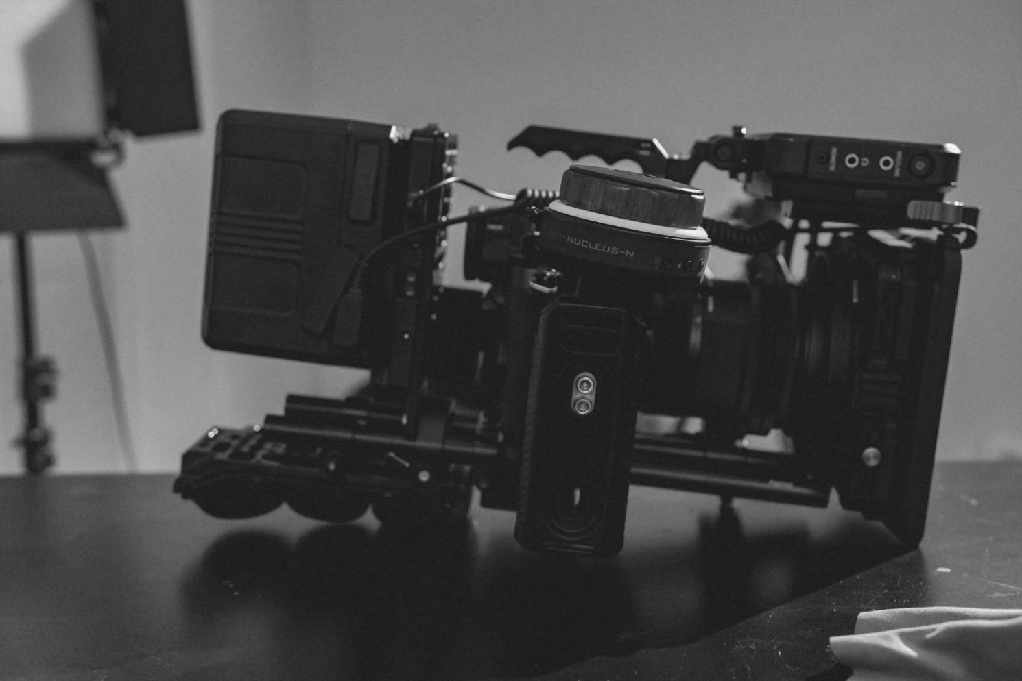Studio di montaggio professionale con editor al lavoro su timeline complessa
